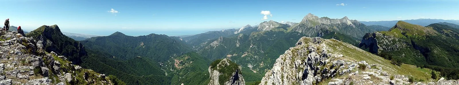 Il crinale delle Alpi Apuane visto dalla cresta