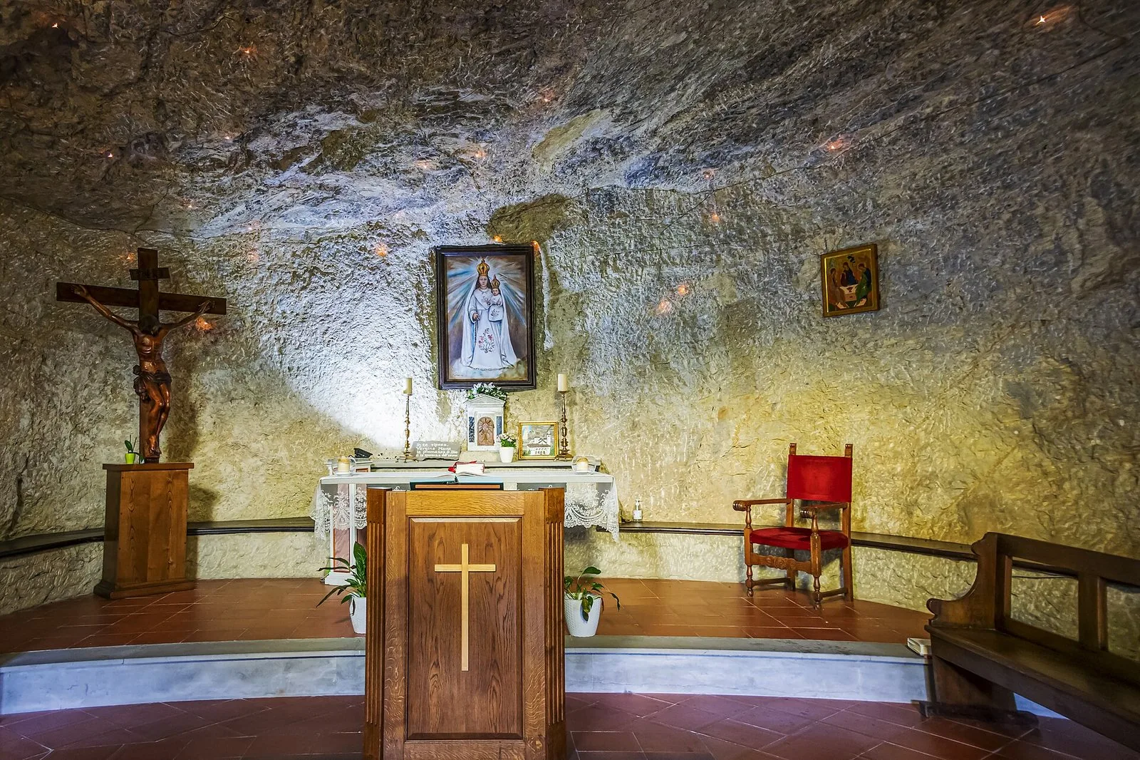 L'Eremo di Calomini, incassato nella parete di roccia sopra Fabbriche di Vergemoli