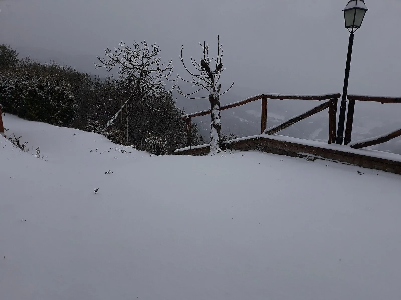 La prima neve su una strada di paese in Garfagnana