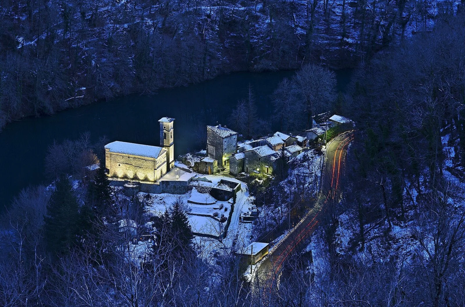 Il borgo di Isola Santa, sul lago omonimo, illuminato di notte
