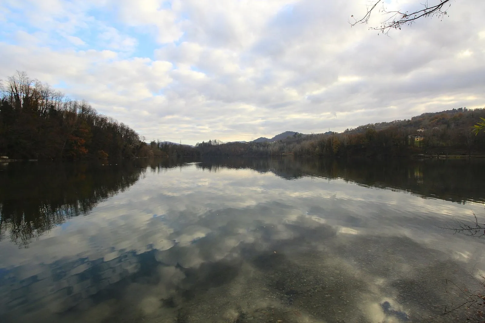 Il lago di Pontecosi, sul Serchio, fra Pieve Fosciana e Castelnuovo