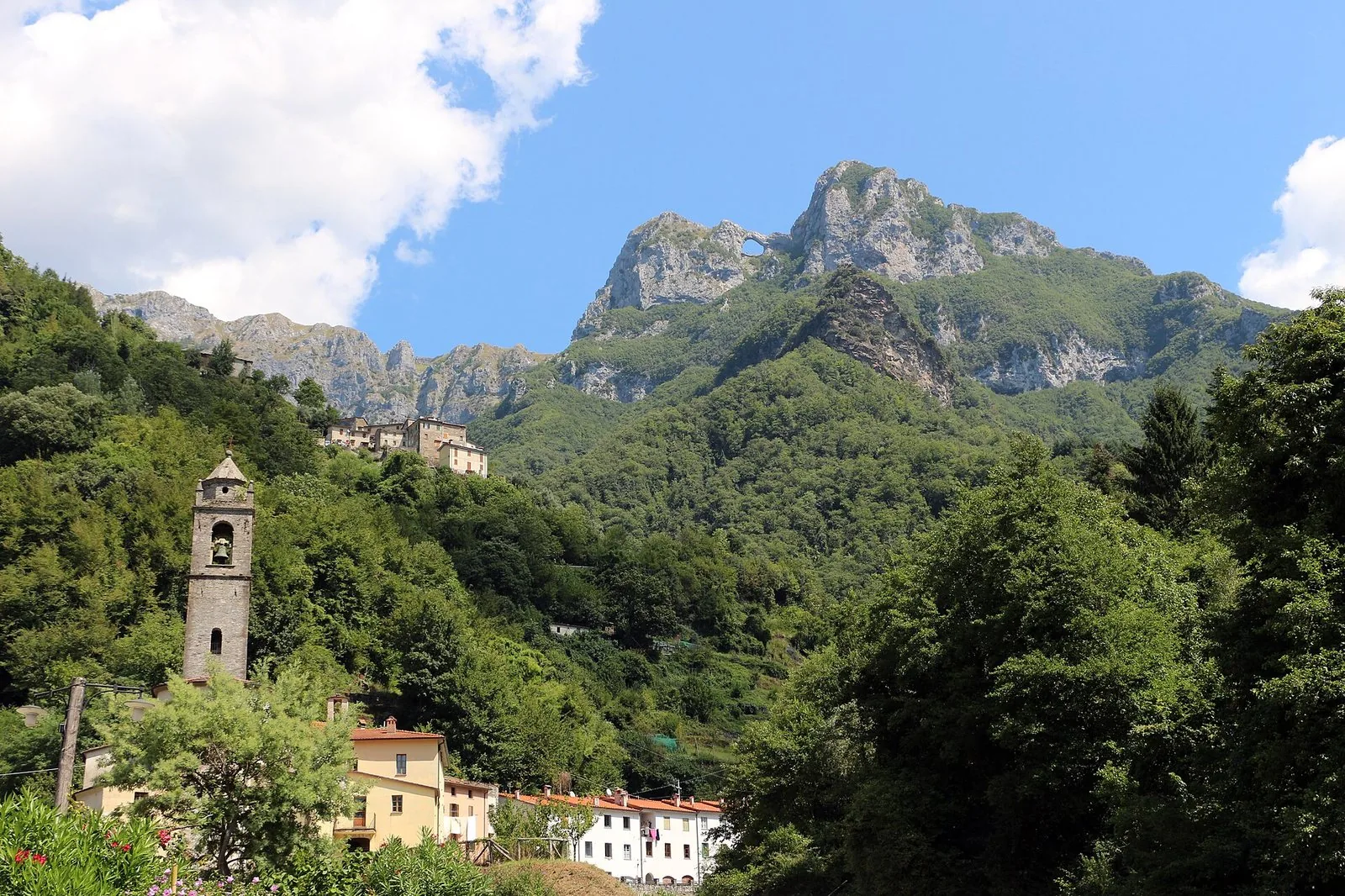 Il Monte Forato visto dal fondovalle, nelle Alpi Apuane