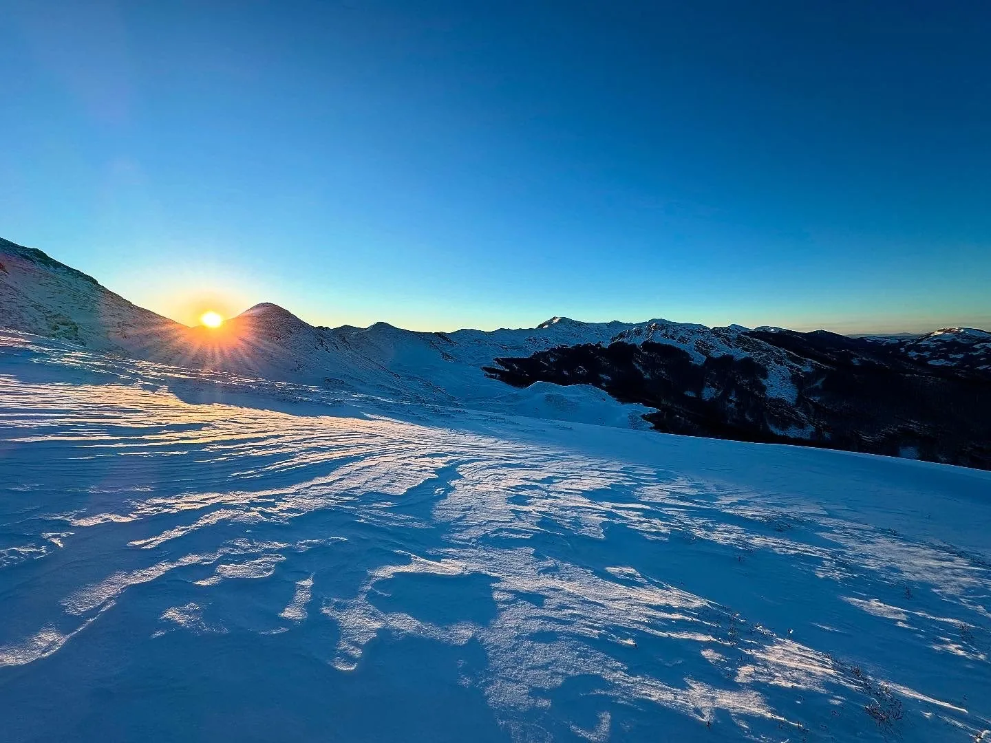 L'alba sui crinali innevati dell'Appennino tosco-emiliano