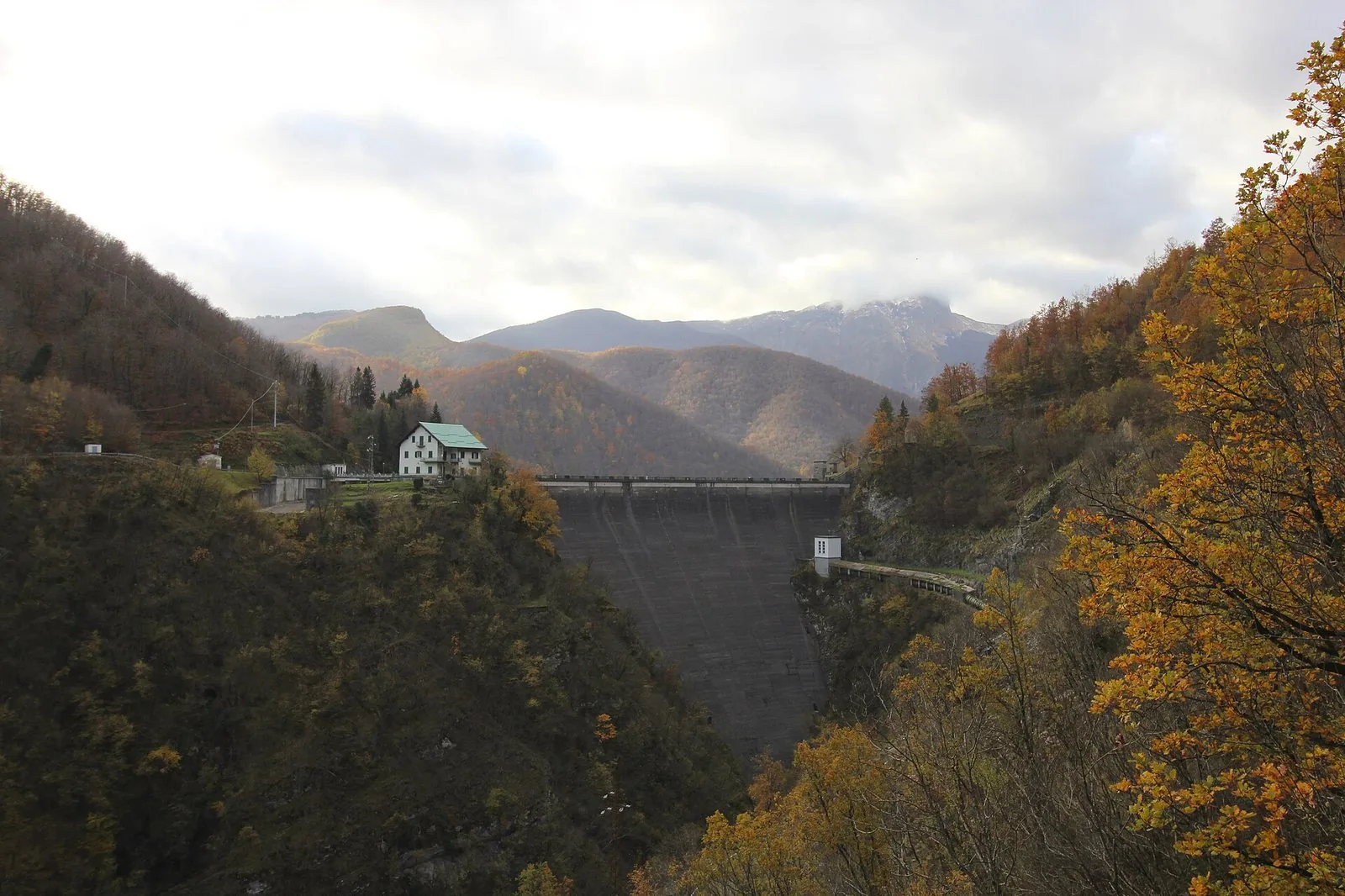 I colori dell'autunno sopra la diga del lago di Vagli